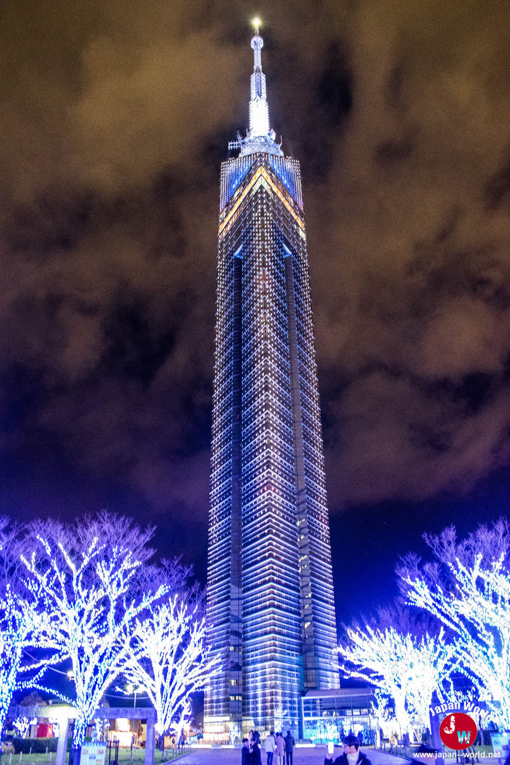 Fukuoka Tower illuminée en bleu et blanc la nuit à la fin du mois de janvier